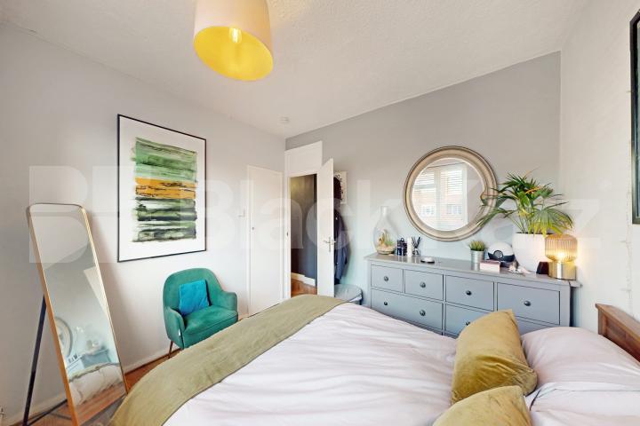 A very generous top floor apartment & superbly located   Neckinger Enid street , London Bridge / Bermondsey  